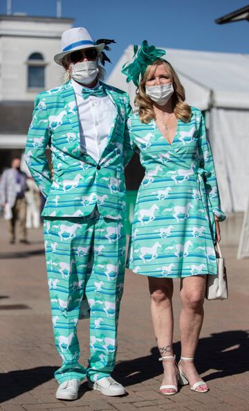 Aficionados a la hípica en el Churchill Downs de Kentucky durante la Kentucky Oaks.