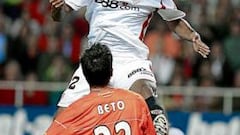 Kanouté y un milagro paralizan la hemorragia