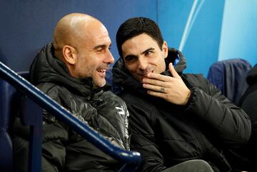 Pep Guardiola y Mikel Arteta hablan en el banquillo durante su etapa en el Manchester City.