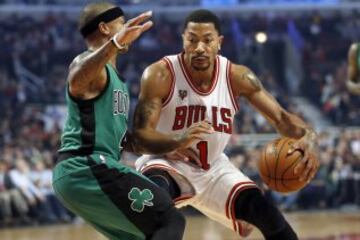 Isaiah Thomas defiende ante Derrick Rose.