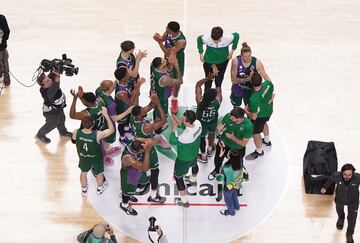 Los jugadores del Unicaja, felices por la victoria.