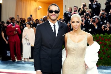 Pete Davidson y Kim Kardashian comenzaron a salir en octubre de 2021, despu¨¦s de que ella fuera anfitriona en Saturday Night Live (SNL), donde compartieron un beso en un sketch. Su relaci¨®n fue muy medi¨¢tica y dur¨® nueve meses, hasta su ruptura en agosto de 2022.
Durante su noviazgo, Pete conoci¨® a los hijos de Kim y apareci¨® en su reality The Kardashians. Sin embargo, la relaci¨®n enfrent¨® desaf¨ªos, como los ataques p¨²blicos de Kanye West, exesposo de Kim, quien no aprobaba la relaci¨®n.
La separaci¨®n se atribuy¨® a sus apretadas agendas y la distancia, ya que Pete estaba grabando en Australia mientras Kim se enfocaba en sus negocios y familia. A pesar de la ruptura, ambos han mantenido una relaci¨®n cordial, e incluso se reencontraron en el 50 aniversario de SNL en 2025, donde conversaron amistosamente.