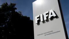 El logo de la FIFA en su sede de Z&uacute;rich.