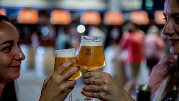 Dos mujeres catan unas cervezas rubias en copa de cristal durante el Gran Festival de la Cultura Cervecera de España, en la Feria de Madrid IFEMA, a 28 de mayo de 2022, en Madrid 
Ricardo Rubio / Europa Press