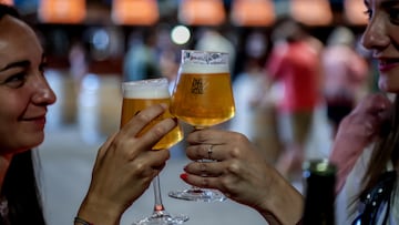 Dos mujeres catan unas cervezas rubias en copa de cristal durante el Gran Festival de la Cultura Cervecera de España, en la Feria de Madrid IFEMA, a 28 de mayo de 2022, en Madrid 
Ricardo Rubio / Europa Press