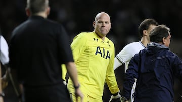 Brad Friedel tiene el récord de partidos consecutivos jugados con 310 juegos consecutivos desde 2004 hasta 2012. Jugó para Galatasaray, Liverpool, Blackburn, Aston Villa y el equipo de Tottenham que ayudó a llegar a Europa Leagues.