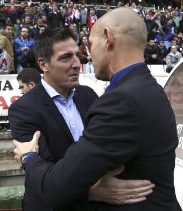 El entrenador del Rayo Vallecano Paco Jémez (d) y el del Celta de Vigo, Eduardo Berizzo, al inicio del partido de la duodécima jornada de Liga de Primera División que ambos equipos jugaron hoy en el Campo de Fútbol de Vallecas.