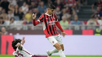 Soccer Football - Serie A - AC Milan v Torino - San Siro, Milan, Italy - August 17, 2024 AC Milan's Alvaro Morata in action with Torino's Saul Coco REUTERS/Daniele Mascolo