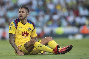 En el tiempo reciente se convirtió en un futbolista de los llamados de "cristal". En su carrera no ha podido disputar 97 duelos por diferentes molestias. Entre sus padecimientos más fuertes están problemas de cadera, espalda y ciática. En 2018, ya con América, sufrió una ruptura del ligamento cruzado que lo mantuvo sin actividad por 222 días.