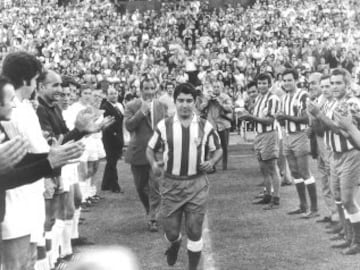 El Calderón rindió un merecido homenaje a Enrique Collar (1953-1969) por sus años de entrega con un partido amistoso contra el Bayern Múnich (2-3).