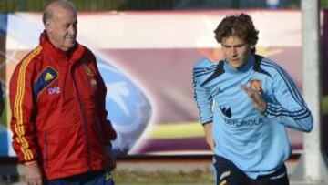 Del Bosque contempla el entrenamiento de Fernando Llorente.