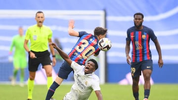 MADRID, SPAIN - OCTOBER 16: Aurelien Tchouameni of Real Madrid battles for possession with Gavi of FC Barcelona during the LaLiga Santander match between Real Madrid CF and FC Barcelona at Estadio Santiago Bernabeu on October 16, 2022 in Madrid, Spain. (Photo by David Ramos/Getty Images)