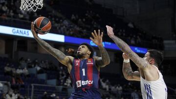 Lamar Peters, durante su etapa en el Baskonia, anota ante la defensa de Vincent Poirier, pívot del Real Madrid.