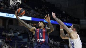 Lamar Peters, durante su etapa en el Baskonia, anota ante la defensa de Vincent Poirier, p&iacute;vot del Real Madrid.