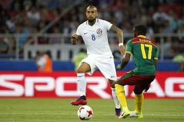 Futbol, Camerun vs Chile
Copa Confederaciones 2017
El jugador de la seleccion chilena Arturo Vidal, centro, disputa el balon con Arnaud Djoum de Camerun durante el partido del grupo B de la Copa Confederaciones en el estadio Arena Spartak de Moscu, Rusia.
18/06/2017
Andres Pina/Photosport
******

Football, Cameroon vs Chile
Confederations Cup, Russia 2017
Chile's player Arturo Vidal, center, battles for the ball against Arnaud Djoum of Cameroon during the group B football match of the Confederations Cup at the Spartak Arena stadium in Moscow, Russia.
18/06/2017
Andres Pina/Photosport