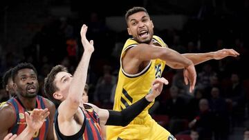 GRAF2524. VITORIA, 06/03/2020.- El escolta alemán del Alba Berlín, Kenneth Ogbe (d), pierde el balón ante el escolta estadounidense Matt Janning (c), del Kirolbet Baskonia, en el partido de EuroLiga que se disputa hoy viernes en el Fernando Buesa Arena, en Vitoria. EFE/ADRIÁN RUIZ-HIERRO