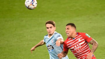 Mach&iacute;s pugna con Denis Su&aacute;rez durante el Celta - Granada.