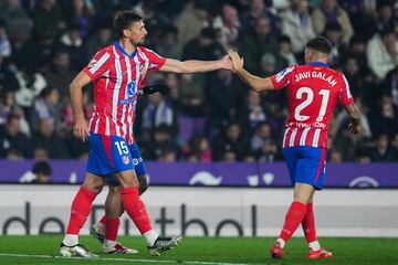 Lenglet celebrando el gol 0-1 con  Javi Galán.