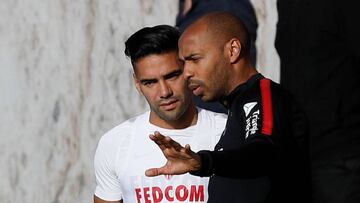 El director t&eacute;cnico franc&eacute;s Thierry Henry junto al delantero colombiano Falcao Garc&iacute;a durante un entrenamiento con el M&oacute;naco.