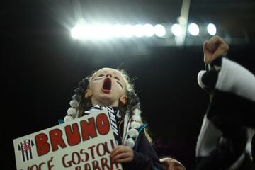 Una jovencísima aficionada del Newcastle United anima a su equipo durante el encuentro del conjunto inglés frente al Paris Saint-Germain Football Club.