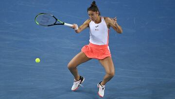 Sara Sorribes Tormo devuelve una bola durante su partido ante Daria Gavrilova en el Open de Australia.