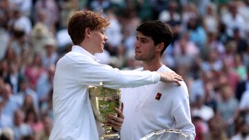 Wimbledon (United Kingdom), 13/07/2025.- Jannik Sinner of Italy (L) celebrates with the trophy after winning the Men's Singles final match against Carlos Alcaraz of Spain (R) with his runner-up trophy at the Wimbledon Championships, Wimbledon, Britain, 13 July 2025. (Tenis, Italia, España, Reino Unido) EFE/EPA/NEIL HALL EDITORIAL USE ONLY