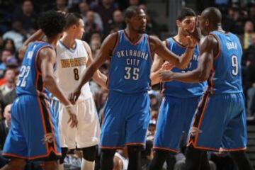 Kevin Durant y Serge Ibaka celebran con sus compañeros.