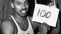 Una de las marcas más impresionantes del deporte y, seguramente, la más insuperable del baloncesto. Anotar 100 puntos es algo que, en ocasiones, no consigue tan siquiera un equipo completo. Wilt Chamberlain, el 2 de marzo de 1962, jugando para los Philadelphia Warriors contra New York Knicks, los hizo él solo. Necesitó encestar 64 canastas de 95 intentos (36 de 63 en tiros de 2 y 28 de 32 en tiros libres). Es una barbaridad. 41 de ellos fueron al descanso, y al último cuarto llegó con 69 para conseguir los 31 restantes en los últimos 12 minutos.
100 puntos en 48 minutos es una salvajada. Son más de 2 puntos por minuto, sin descanso. El que más cerca estuvo de su marca fue Kobe Bryant frente a Toronto Raptors el 22 de enero de 2006, cuando anotó 81. No es el único récord de Chamberlain, pero, sin duda, sí es el más conocido. Wilton Norman Chamberlain.