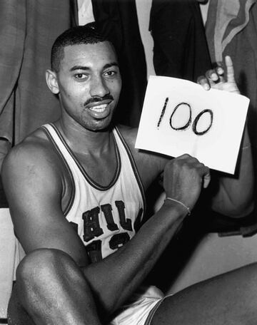 Una de las marcas más impresionantes del deporte y, seguramente, la más insuperable del baloncesto. Anotar 100 puntos es algo que, en ocasiones, no consigue tan siquiera un equipo completo. Wilt Chamberlain, el 2 de marzo de 1962, jugando para los Philadelphia Warriors contra New York Knicks, los hizo él solo. Necesitó encestar 64 canastas de 95 intentos (36 de 63 en tiros de 2 y 28 de 32 en tiros libres). Es una barbaridad. 41 de ellos fueron al descanso, y al último cuarto llegó con 69 para conseguir los 31 restantes en los últimos 12 minutos.
100 puntos en 48 minutos es una salvajada. Son más de 2 puntos por minuto, sin descanso. El que más cerca estuvo de su marca fue Kobe Bryant frente a Toronto Raptors el 22 de enero de 2006, cuando anotó 81. No es el único récord de Chamberlain, pero, sin duda, sí es el más conocido. Wilton Norman Chamberlain.