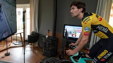 Tom Dumoulin compite durante la Amstel Gold Race virtual.