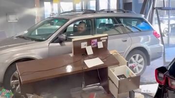 ¡Impresionante! Hombre estrella auto en concesionario de Mazda