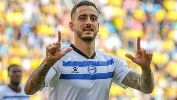 Joselu, del Alavés, festeja su primer tanto.