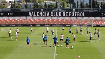Un Valencia con cinco bajas se ejercita pensando en San Mamés