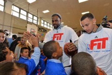 Stephen Curry junto al cuatro veces MVP, LeBron James, durante un acto benéfico de la NBA.