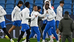 Mbappé, con el grupo, entra en las quinielas para el once titular