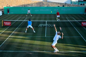 Feliciano López y Tommy Haas, durante el partido de exhibición previo al inicio del torneo de tenis Mallorca Championships.
