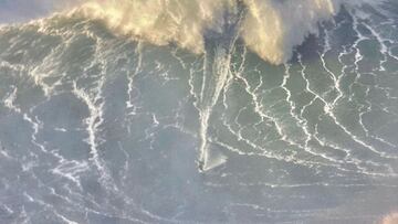 El skimboarder Lucas Fink surfeando la mayor ola de su vida en Nazaré (Portugal), el 8 de diciembre del 2021.