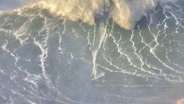 El skimboarder Lucas Fink surfeando la mayor ola de su vida en Nazar&eacute; (Portugal), el 8 de diciembre del 2021. 