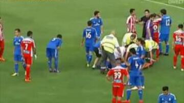 El momento en que retiran a Llorente del césped.