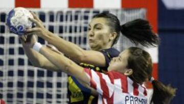  La jugadora espa&ntilde;ola Elisabeth Ch&aacute;vez (izda) pelea por el control del bal&oacute;n con la paraguaya Marizza Faria, durante el partido del Campeonato del Mundo de balonmano que se disputa en Zrenjanin, Serbia, el 12 de diciembre del 2013. EFE/Andrej Cukic