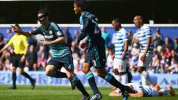 Juan Guillermo Cuadrado celebra con Cesc Fábregas el único gol de Chelsea ante QPR.