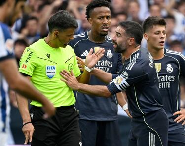 El capitán merengue, Carvajal, pide con vehemencia explicaciones a Gil Manzano tras expulsar a Huijsen.