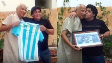 El colegiado Ali, junto a Diego Armando Maradona