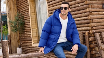 El abrigo largo para hombre que desafía al viento, repele el agua y abriga con su capucha térmica en Amazon.