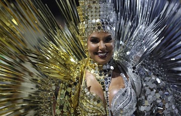 Estos días la ciudad brasileña se viste de gala para disfrutar del Carnaval 2023. Bailes, desfiles, samba... llenan de color la ciudad ciudad costera de Brasil, famosa por sus playas de Copacabana e Ipanema, la estatua del Cristo Redentor sobre el cerro del Corcovado y el morro Pan de Azúcar.