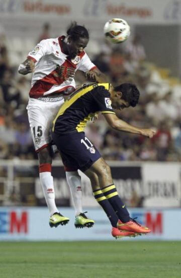 El delantero mexicano del Atlético de Madrid Raúl Jiménez salta por el balón con el senegalés Abdoulaye Ba.