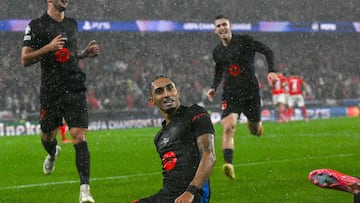Raphinha, celebrando el 4-5 en el campo del Benfica.
