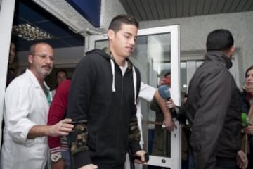 James Rodríguez convocó a decenas de colombianos e hinchas del Real Madrid en la clínica de Murcia en donde fue operado del quinto metatarsiano.