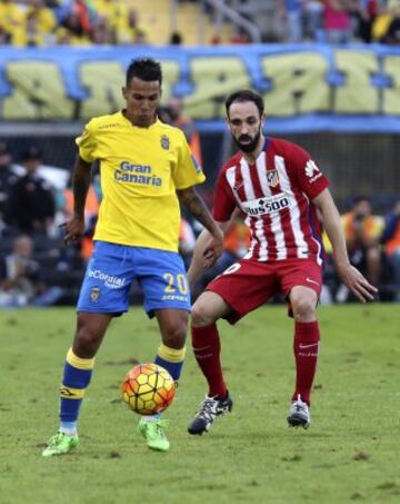 Jonathan Viera pelea un balón con el defensa del Atlético de Madrid Juanfran Torres