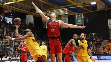 El base estadounidense Malcolm Delaney del Barcelona lanza a canasta ante el bloqueo del pívot lituano Egidijus Mockevicius del Montakit Fuenlabrada, durante el partido de la decimoctava jornada de Liga Endesa